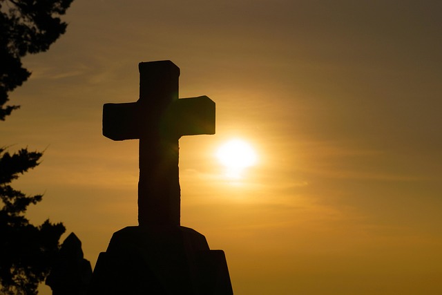 croix au coucher de soleil